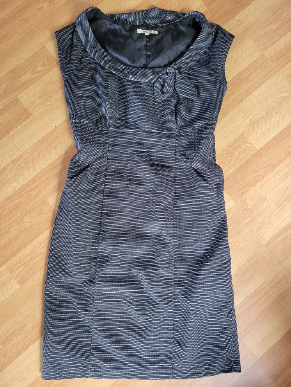 RW&CO. Charcoal Textured Sleeveless Sheath Dress with Neck Bow
